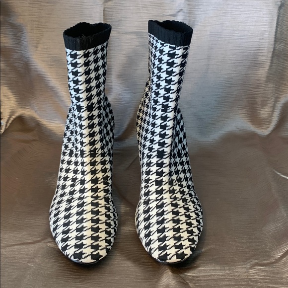 Charles By Charles a Davis Banker Houndstooth Pull On Knit Ankle Bootie Size 7.5 - Picture 2 of 7